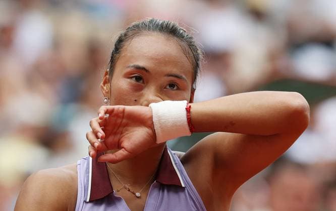 (250601) -- PARIS, June 1, 2025 -- Zheng Qinwen reacts during the women s singles 4th round match between Liudmila Samsonova of Russia and Zheng Qinwen of China at the French Open tennis tournament at Roland Garros, Paris, France, June 1, 2025. ) (SP)FRANCE-PARIS-TENNIS-FRENCH OPEN-WOMEN S SINGLES GaoxJing 