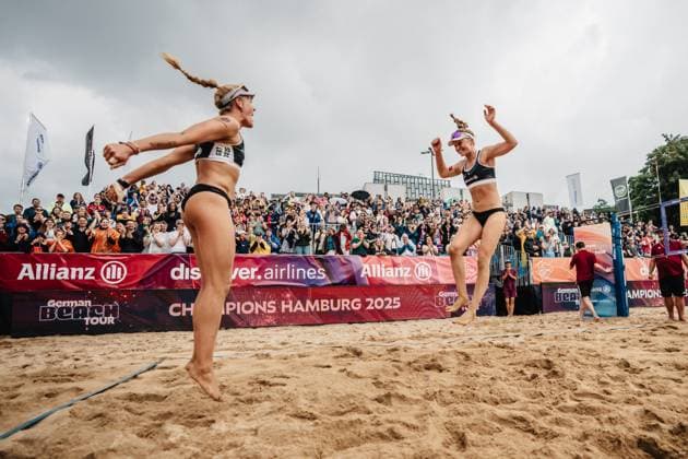 Beach volleyball women Allianz German Beach Tour 2025 Tourstop Hamburg 01 06 2025 f l Melanie Paul and Lea Kunst cheer after winning the tournament against Louisa Lippmann and Linda Bock Hamburg Active City Arena Heiligengeistf Hamburg Germany