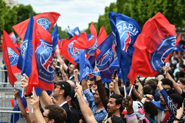 Supporters arrive for the PSG parade in Paris - FA Paris Saint-Germain’s supporters arrive to receive the PSG players in a parade on the Champs-Elysees avenue in Paris on June 1, 2025, the day after PSG won the UEFA Champions League final football match over Inter Milan in Munich, on May 31, 2025. Photo by Firas Abdullah ABACAPRESS.COM Paris Ile-de-France France  Copyright: xAbdullahxFiras ABACAx