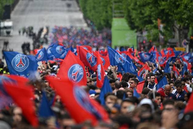 Supporters arrive for the PSG parade in Paris - FA Paris Saint-Germain’s supporters arrive to receive the PSG players in a parade on the Champs-Elysees avenue in Paris on June 1, 2025, the day after PSG won the UEFA Champions League final football match over Inter Milan in Munich, on May 31, 2025. Photo by Firas Abdullah ABACAPRESS.COM Paris Ile-de-France France  Copyright: xAbdullahxFiras ABACAx