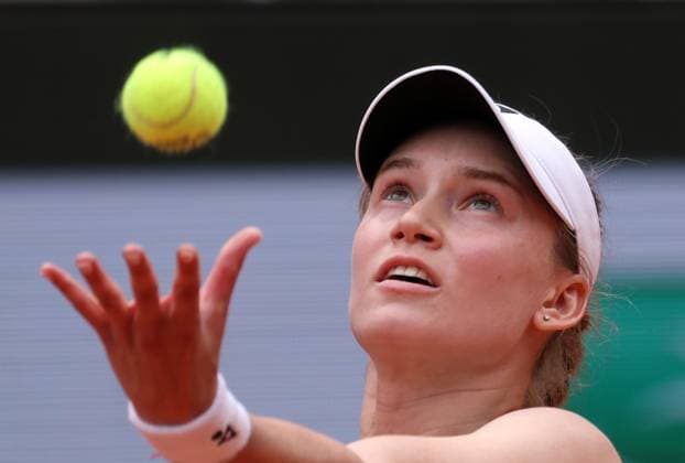 Elena Rybakina of Kazakhstan plays Iga Swiatek of Poland during their fourth-round match of the French Tennis Open in Roland Garros in Paris, France, on Sunday, June 1st, 2025. Swiatek won 1-6, 6-3, 6-5.  PAR20250601114 MAYAxVIDON-WHITE