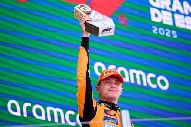 F1 Grand Prix of Spain Lando Norris of Great Britain and McLaren Formula 1 Team lifts the trophy on the podium during the F1 Grand Prix of Spain at Circuit de Barcelona-Catalunya on June 1, 2025, in Barcelona, Spain. Barcelona Circuit de Barcelona-Catalunya Catalunya Spain RL_F1GPESP2025_000722 Copyright: xRicardoxLarreinax