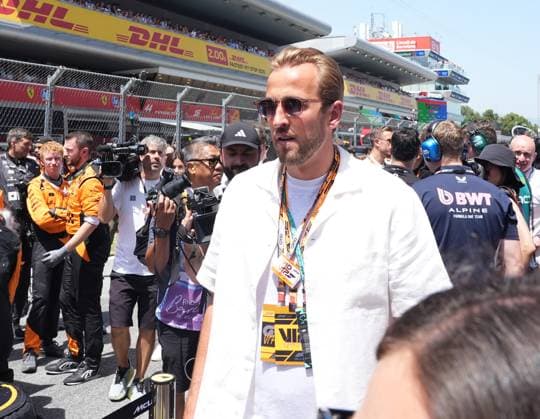 01 06 2025, Circuit de Catalunya, Barcelona, Formula 1 Aramco Spanish Grand Prix 2025 , pictured The England national team at the Formula 1 in Barcelona Harry Kane Photo by Hasan Bratic DeFodi Images