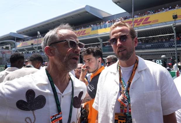 01 06 2025, Circuit de Catalunya, Barcelona, Formula 1 Aramco Grand Prix of Spain 2025 , pictured The English national team visiting Formula 1 in Barcelona Harry Kane with Adam Norris, father of Lando Norris GBR , McLaren F1 Team Photo by Hasan Bratic DeFodi Images
