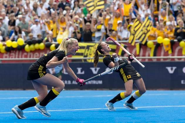 Bilder des Jahres 2025, Sport 06 Juni Bilder des Jahres 2025, Sport 06 Juni Sport Themen der Woche KW22 Sport Bilder des Tages Laura SAENGER (HTHC 8, li.) jubelt mit Fenja POPPE (HTHC 12, re.) nach dem Tor zum 1-0, Jubel, Freude, Lachen. Hockey 1. Feldhockey Bundesliga Damen, Finale, Harvestehuder THC (HTHC) - Duesseldorfer HC (Düsseldorfer HC) (DHC), Endstand 2-1, am 01.06.2025 in der Gerd-Wellen-Hockeyanlage in Krefeld Deutschland. Â *** Laura SAENGER HTHC 8, left cheers with Fenja POPPE HTHC 12, right after the goal to 1 0, cheers, joy, laughter Hockey 1 Field Hockey Bundesliga Women, Final, Harvestehuder THC HTHC Duesseldorfer HC Düsseldorfer HC DHC , final score 2 1, on 01 06 2025 at Gerd Wellen Hockeyanlage in Krefeld Germany Â