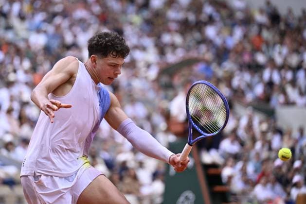 2025 Roland-Garros - Day 8 PARIS, FRANCE - JUNE 01: Carlos Alcaraz (not seen) of Spain and Ben Shelton of USA compete during the Men s Singles Fourth Round match on Day Eight of the 2025 French Open at Roland Garros on June 01, 2025 in Paris, France. Burak Akbulut Anadolu Paris France. Editorial use only. Please get in touch for any other usage.  Copyright: x2025xAnadoluxBurakxAkbulutx