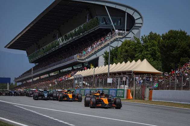 Start, 81 Oscar Piastri AUS, McLaren F1 Team , 1 Max Verstappen NLD, Oracle Red Bull Racing , 4 Lando Norris GBR, McLaren F1 Team , 63 George Russell GBR, Mercedes AMG Petronas F1 Team , F1 Grand Prix of Spain at Circuit de Barcelona Catalunya on June 1, 2025 in Barcelona, Spain Photo by HOCH ZWEI Barcelona Spain