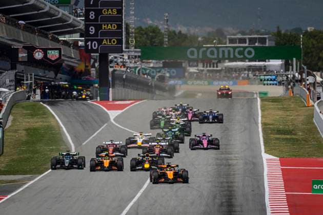 Start, 81 Oscar Piastri AUS, McLaren F1 Team , 63 George Russell GBR, Mercedes AMG Petronas F1 Team , 4 Lando Norris GBR, McLaren F1 Team , 1 Max Verstappen NLD, Oracle Red Bull Racing , F1 Grand Prix of Spain at Circuit de Barcelona Catalunya on June 1, 2025 in Barcelona, Spain Photo by HOCH ZWEI Barcelona Spain