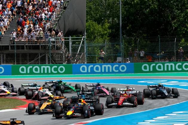 Start, 1 Max Verstappen NLD, Oracle Red Bull Racing , 4 Lando Norris GBR, McLaren F1 Team , 63 George Russell GBR, Mercedes AMG Petronas F1 Team , 44 Lewis Hamilton GBR, Scuderia Ferrari HP , F1 Grand Prix of Spain at Circuit de Barcelona Catalunya on June 1, 2025 in Barcelona, Spain Photo by HOCH ZWEI Barcelona Spain