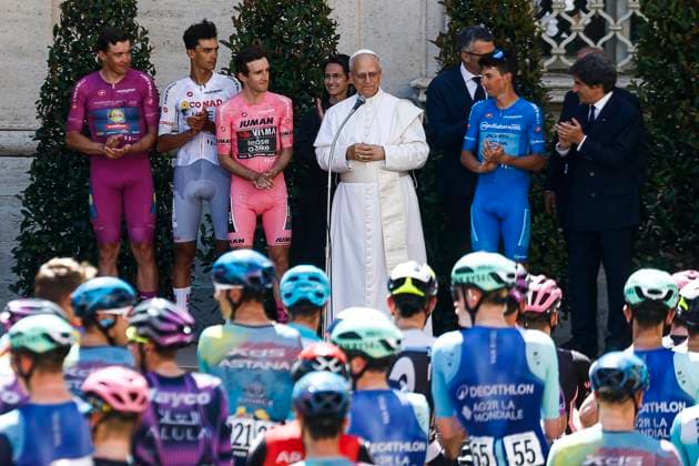 Bilder des Jahres 2025, Sport 06 Juni Sport Themen der Woche KW22 Sport Bilder des Tages June 1, 2025, Vatican City, VATICAN CITY: Pope Leo XIV greets riders at the passage of the Giro d Italia cycling race, in Vatican City, 01 June 2025. ANSA ANGELO CARCONI ITALY CYCLING  - ZUMAa110 20250601_zaf_a110_007 Copyright: xAngeloxCarconix