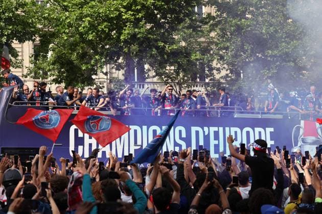 LIGUE DES CHAMPIONS PHOTOPQR LE PARISIEN Le Parisien Arnaud Journois ; PARIS ; 01 06 2025 ; Paris le 01 juin 2025. Paris SG - Inter Milan. Les joueurs du PSG défilent sur l avenue des Champs Elysées après leur victoire en finale de la Ligue des champions Photo Le Parisien Arnaud Journois Paris Saint-Germain s supporters wave as the PSG team bus parades on the Champs-Elysees avenue in Paris on June 1, 2025, a day after PSG won the 2025 UEFA Champions League final football match against Inter Milan in Munich. PARIS France  Copyright: xPHOTOPQR LExPARISIEN MAXPPPxLexParisienx xArnaudxJournoisx 20250601LPA0330 20250601LPA0330