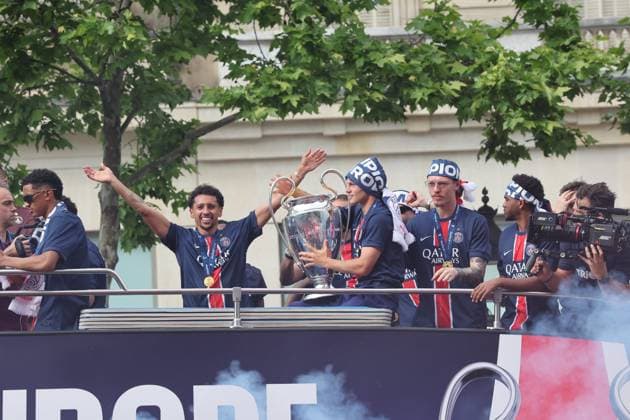 LIGUE DES CHAMPIONS PHOTOPQR LE PARISIEN Le Parisien Arnaud Journois ; PARIS ; 01 06 2025 ; Paris le 01 juin 2025. Paris SG - Inter Milan. Les joueurs du PSG défilent sur l avenue des Champs Elysées après leur victoire en finale de la Ligue des champions Photo Le Parisien Arnaud Journois Paris Saint-Germain s supporters wave as the PSG team bus parades on the Champs-Elysees avenue in Paris on June 1, 2025, a day after PSG won the 2025 UEFA Champions League final football match against Inter Milan in Munich. PARIS France  Copyright: xPHOTOPQR LExPARISIEN MAXPPPxLexParisienx xArnaudxJournoisx 20250601LPA0331 20250601LPA0331