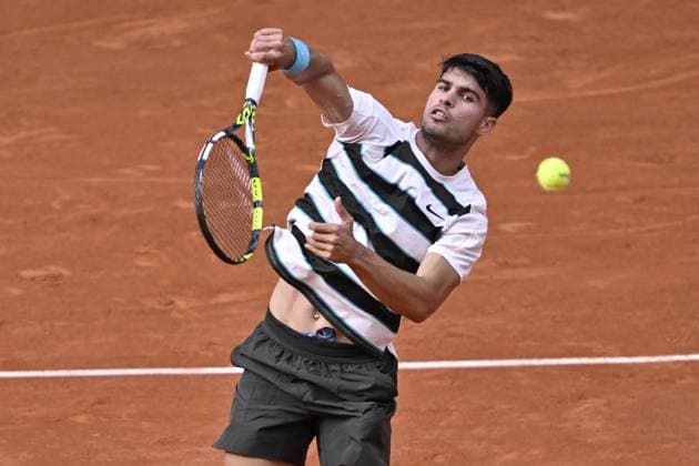 2025 Roland-Garros - Day 8 PARIS, FRANCE - JUNE 01: Carlos Alcaraz of Spain and Ben Shelton of USA compete during the Men s Singles Fourth Round match on Day Eight of the 2025 French Open at Roland Garros on June 01, 2025 in Paris, France. Burak Akbulut Anadolu Paris France. Editorial use only. Please get in touch for any other usage.  Copyright: x2025xAnadoluxBurakxAkbulutx