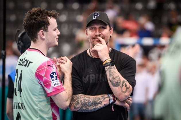 Stefan Kretzschmar Sports Director Fuechse Berlin with Hakun West av Teigum Fuechse Berlin, 34 visibly satisfied after working victory in Stuttgart GER, TVB Stuttgart Fuechse Berlin, Handball, Bundesliga, HBL, 32 Spieltag, Spielzeit 2024 2025, 01 06 2025 GER, TVB Stuttgart Fuechse Berlin, Handball, Bundesliga, HBL, 32 Spieltag, Spielzeit 2024 2025, 01 06 2025 Stuttgart Copyright: xSandyxDinkelackerx EP_SDR