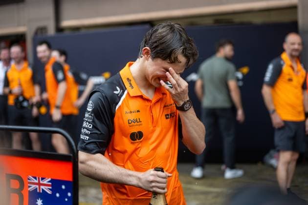 Oscar Piastri McLaren Formula 1 Team, Australia, 81 celebrating victory after the race, champagne in his eyes and celebrating with the team in the pit lane, ESP, Formula 1 World Championship, Aramco Grand Prix of Spain, Circuit de Barcelona Catalunya, Race, 2025 season, 01 06 2025 ESP, Formula 1 World Championship, Aramco Grand Prix of Spain, Circuit de Barcelona Catalunya, Race, 2025 season, 01 06 2025 Barcelona Copyright: xEibner-Pressefoto Memmlerx EP_MMR
