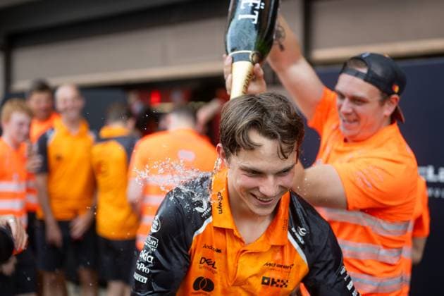 Oscar Piastri McLaren Formula 1 Team, Australia, 81 celebrates victory after the race, is showered with champagne and celebrates with the team in the pit lane, ESP, Formula 1 World Championship, Aramco Grand Prix of Spain, Circuit de Barcelona Catalunya, Race, 2025 season, 01 06 2025 ESP, Formula 1 World Championship, Aramco Grand Prix of Spain, Circuit de Barcelona Catalunya, Race, 2025 season, 01 06 2025 Barcelona Copyright: xEibner-Pressefoto Memmlerx EP_MMR