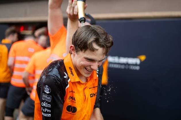 Oscar Piastri McLaren Formula 1 Team, Australia, 81 celebrates victory after the race, is showered with champagne and celebrates with the team in the pit lane, ESP, Formula 1 World Championship, Aramco Grand Prix of Spain, Circuit de Barcelona Catalunya, Race, 2025 season, 01 06 2025 ESP, Formula 1 World Championship, Aramco Grand Prix of Spain, Circuit de Barcelona Catalunya, Race, 2025 season, 01 06 2025 Barcelona Copyright: xEibner-Pressefoto Memmlerx EP_MMR