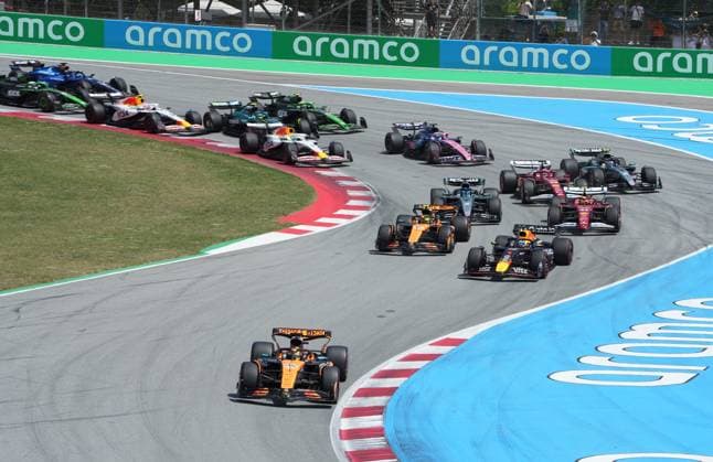 Formula 1 Aramco Grand Prix of Spain 2025 01 06 2025, Circuit de Catalunya, Barcelona, Formula 1 Aramco Grand Prix of Spain 2025 , in the picture Race start , Oscar Piastri AUS , McLaren F1 Team, Max Verstappen NLD , Oracle Red Bull Racing, Lando Norris GBR , McLaren F1 Team, George Russell GBR , Mercedes AMG Petronas Formula One Team, Charles Leclerc MCO , Scuderia Ferrari HP nordphotoxGmbHx xBratic nph00250