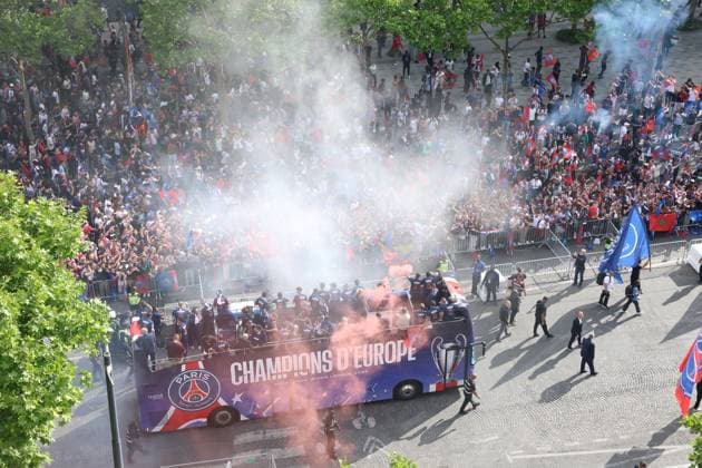 PSG parade on the Champs-Elysees avenue - Paris PSG players on a bus welcomed by Paris Saint-Germain’s supporters in a parade on the Champs-Elysees avenue in Paris on June 1, 2025, the day after PSG won the UEFA Champions League final football match over Inter Milan in Munich, on May 31, 2025. Photo by Jerome Domine ABACAPRESS.COM Paris France  Copyright: xDominexJerome ABACAx