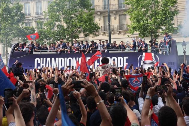 LIGUE DES CHAMPIONS PHOTOPQR LE PARISIEN Le Parisien Arnaud Journois ; PARIS ; 01 06 2025 ; Paris le 01 juin 2025. Paris SG - Inter Milan. Les joueurs du PSG défilent sur l avenue des Champs Elysées après leur victoire en finale de la Ligue des champions Photo Le Parisien Arnaud Journois Paris Saint-Germain s supporters wave as the PSG team bus parades on the Champs-Elysees avenue in Paris on June 1, 2025, a day after PSG won the 2025 UEFA Champions League final football match against Inter Milan in Munich. PARIS France  Copyright: xPHOTOPQR LExPARISIEN MAXPPPxLexParisienx xArnaudxJournoisx 20250601LPA0481 20250601LPA0481