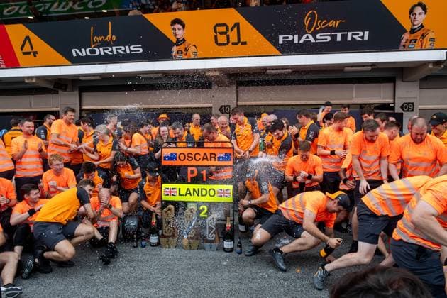 Oscar Piastri McLaren Formula 1 Team, Australia, 81 , Lando Norris McLaren Formula 1 Team, Great Britain, 04 , Andrea Stella McLaren Formula 1 Team, Team Principal and team celebrate victory at the team photo, splash champagne and celebrate in the pit lane, ESP, Formula 1 World Championship, Aramco Grand Prix of Spain, Circuit de Barcelona Catalunya, Race, 2025 season, 01 06 2025 ESP, Formula 1 World Championship, Aramco Grand Prix of Spain, Circuit de Barcelona Catalunya, Race, 2025 season, 01 06 2025 Barcelona Copyright: xEibner-Pressefoto Memmlerx EP_MMR