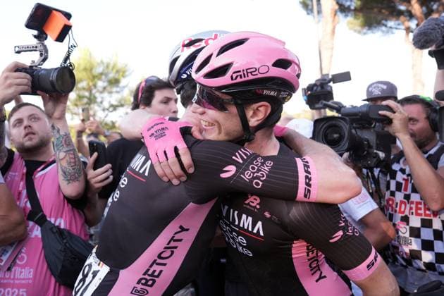Olav Kooij of Team Visma Lease A Bike winner of the stage greets Britain s Simon Philip Yates of Team Visma Lease A Bike pink jersey during the stage 21 of the Giro d™Italia from Roma to Roma, Italy - Sunday, June 01, 2025. - cycling.  Copyright: xMassimoxPaolone LaPressex