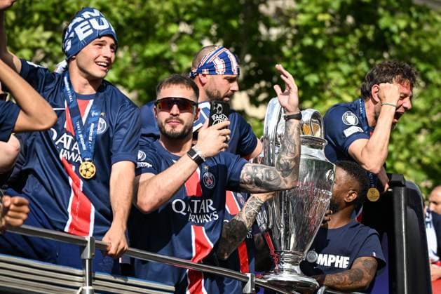 Supporters cheer the PSG in a parade in Paris - FA Paris Saint-Germain’s players are received by supporters in a parade on the Champs-Elysees avenue in Paris on June 1, 2025, the day after PSG won the UEFA Champions League final football match over Inter Milan in Munich, on May 31, 2025. Photo by Firas Abdullah ABACAPRESS.COM Paris Ile-de-France France  Copyright: xAbdullahxFiras ABACAx