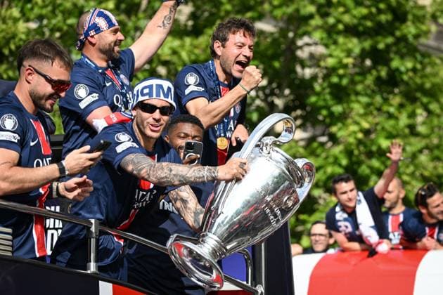 Supporters cheer the PSG in a parade in Paris - FA Paris Saint-Germain’s players are received by supporters in a parade on the Champs-Elysees avenue in Paris on June 1, 2025, the day after PSG won the UEFA Champions League final football match over Inter Milan in Munich, on May 31, 2025. Photo by Firas Abdullah ABACAPRESS.COM Paris Ile-de-France France  Copyright: xAbdullahxFiras ABACAx