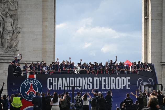 Supporters cheer the PSG in a parade in Paris - FA Paris Saint-Germain’s players are received by supporters in a parade on the Champs-Elysees avenue in Paris on June 1, 2025, the day after PSG won the UEFA Champions League final football match over Inter Milan in Munich, on May 31, 2025. Photo by Firas Abdullah ABACAPRESS.COM Paris Ile-de-France France  Copyright: xAbdullahxFiras ABACAx
