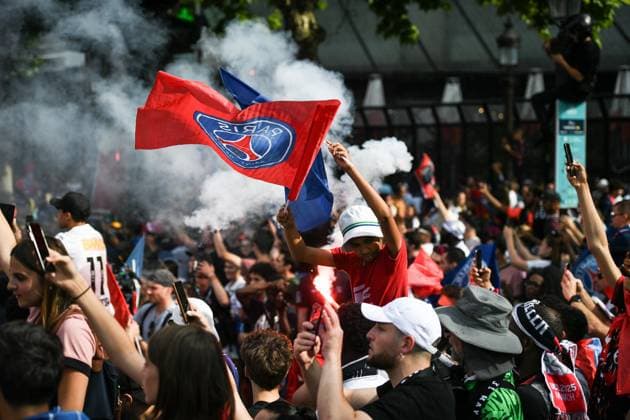 Supporters cheer the PSG in a parade in Paris - FA Paris Saint-Germain’s players are received by supporters in a parade on the Champs-Elysees avenue in Paris on June 1, 2025, the day after PSG won the UEFA Champions League final football match over Inter Milan in Munich, on May 31, 2025. Photo by Firas Abdullah ABACAPRESS.COM Paris Ile-de-France France  Copyright: xAbdullahxFiras ABACAx
