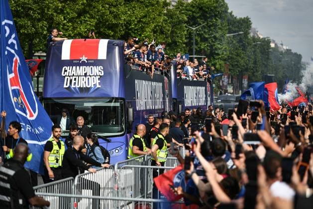 Supporters cheer the PSG in a parade in Paris - FA Paris Saint-Germain’s players are received by supporters in a parade on the Champs-Elysees avenue in Paris on June 1, 2025, the day after PSG won the UEFA Champions League final football match over Inter Milan in Munich, on May 31, 2025. Photo by Firas Abdullah ABACAPRESS.COM Paris Ile-de-France France  Copyright: xAbdullahxFiras ABACAx