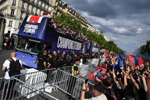 Supporters cheer the PSG in a parade in Paris - FA Paris Saint-Germain’s players are received by supporters in a parade on the Champs-Elysees avenue in Paris on June 1, 2025, the day after PSG won the UEFA Champions League final football match over Inter Milan in Munich, on May 31, 2025. Photo by Firas Abdullah ABACAPRESS.COM Paris Ile-de-France France  Copyright: xAbdullahxFiras ABACAx