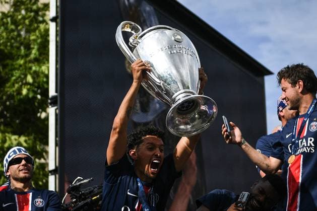 Supporters cheer the PSG in a parade in Paris - FA Paris Saint-Germain’s players are received by supporters in a parade on the Champs-Elysees avenue in Paris on June 1, 2025, the day after PSG won the UEFA Champions League final football match over Inter Milan in Munich, on May 31, 2025. Photo by Firas Abdullah ABACAPRESS.COM Paris Ile-de-France France  Copyright: xAbdullahxFiras ABACAx