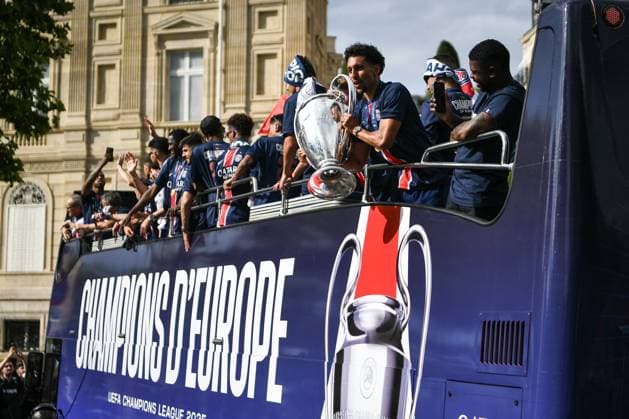 Supporters cheer the PSG in a parade in Paris - FA Paris Saint-Germain’s players are received by supporters in a parade on the Champs-Elysees avenue in Paris on June 1, 2025, the day after PSG won the UEFA Champions League final football match over Inter Milan in Munich, on May 31, 2025. Photo by Firas Abdullah ABACAPRESS.COM Paris Ile-de-France France  Copyright: xAbdullahxFiras ABACAx