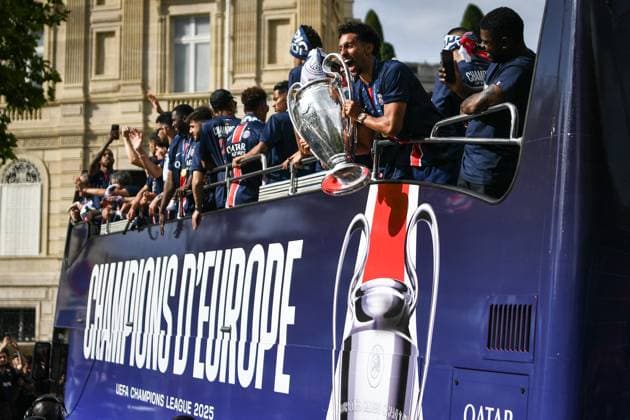Supporters cheer the PSG in a parade in Paris - FA Paris Saint-Germain’s players are received by supporters in a parade on the Champs-Elysees avenue in Paris on June 1, 2025, the day after PSG won the UEFA Champions League final football match over Inter Milan in Munich, on May 31, 2025. Photo by Firas Abdullah ABACAPRESS.COM Paris Ile-de-France France  Copyright: xAbdullahxFiras ABACAx