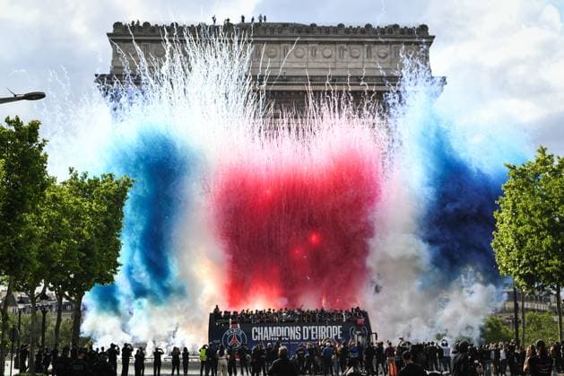 Supporters cheer the PSG in a parade in Paris - FA Paris Saint-Germain’s players are received by supporters in a parade on the Champs-Elysees avenue in Paris on June 1, 2025, the day after PSG won the UEFA Champions League final football match over Inter Milan in Munich, on May 31, 2025. Photo by Firas Abdullah ABACAPRESS.COM Paris Ile-de-France France  Copyright: xAbdullahxFiras ABACAx