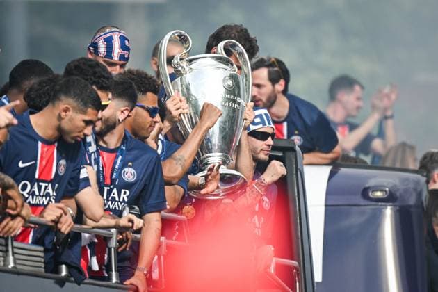 Supporters cheer the PSG in a parade in Paris - FA Paris Saint-Germain’s players are received by supporters in a parade on the Champs-Elysees avenue in Paris on June 1, 2025, the day after PSG won the UEFA Champions League final football match over Inter Milan in Munich, on May 31, 2025. Photo by Firas Abdullah ABACAPRESS.COM Paris Ile-de-France France  Copyright: xAbdullahxFiras ABACAx