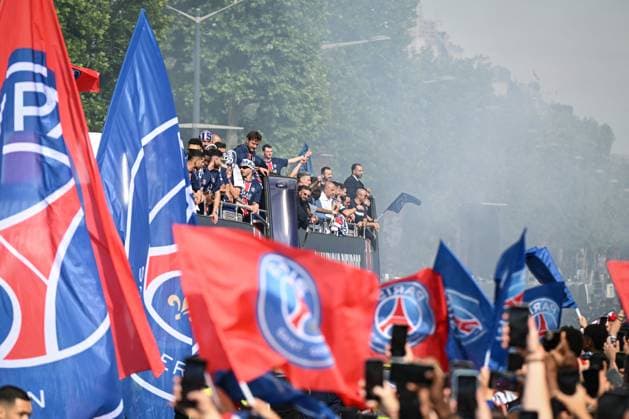 Supporters cheer the PSG in a parade in Paris - FA Paris Saint-Germain’s players are received by supporters in a parade on the Champs-Elysees avenue in Paris on June 1, 2025, the day after PSG won the UEFA Champions League final football match over Inter Milan in Munich, on May 31, 2025. Photo by Firas Abdullah ABACAPRESS.COM Paris Ile-de-France France  Copyright: xAbdullahxFiras ABACAx