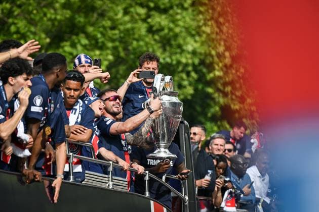 Supporters cheer the PSG in a parade in Paris - FA Paris Saint-Germain’s players are received by supporters in a parade on the Champs-Elysees avenue in Paris on June 1, 2025, the day after PSG won the UEFA Champions League final football match over Inter Milan in Munich, on May 31, 2025. Photo by Firas Abdullah ABACAPRESS.COM Paris Ile-de-France France  Copyright: xAbdullahxFiras ABACAx