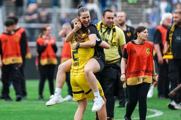 Association Cup final BVB FC Schalke 04 on 01 06 2025 Nathalie Bollmann FC Schalke 04, 2 and Sarah Giebels Borussia Dortmund, 10 are happy after winning the cup Association Cup final BVB FC Schalke 04 Dortmund, Stadion Rote Erde on 01 06 2025 Copyright: xBEAUTIFULxSPORTS Freisenx