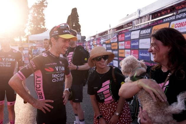 Britain s Simon Philip Yates of Team Visma Lease A Bike pink jersey with his wife during the stage 21 of the Giro d™Italia from Roma to Roma, Italy - Sunday, June 01, 2025. - cycling.  Copyright: xMassimoxPaolone LaPressex
