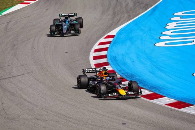 F1 - SPANISH GRAND PRIX 2025 01 VERSTAPPEN Max (nld), Red Bull Racing RB21, 63 RUSSELL George (gbr), Mercedes AMG F1 Team W16, action during the Formula 1 Aramco Gran Premio de Espana 2025, Spanish Grand Prix 2025, 9th round of the 2025 FIA Formula One World Championship, WM, Weltmeisterschaft from May 30 to June 1, 2025 on the Circuit de Barcelona-Catalunya, in Montmelo, Spain - MontmeloSpain Copyright: xFLORENTxGOODENx