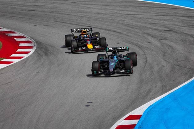 Sport Bilder des Tages F1 - SPANISH GRAND PRIX 2025 63 RUSSELL George (gbr), Mercedes AMG F1 Team W16, 01 VERSTAPPEN Max (nld), Red Bull Racing RB21, action during the Formula 1 Aramco Gran Premio de Espana 2025, Spanish Grand Prix 2025, 9th round of the 2025 FIA Formula One World Championship, WM, Weltmeisterschaft from May 30 to June 1, 2025 on the Circuit de Barcelona-Catalunya, in Montmelo, Spain - MontmeloSpain Copyright: xFLORENTxGOODENx