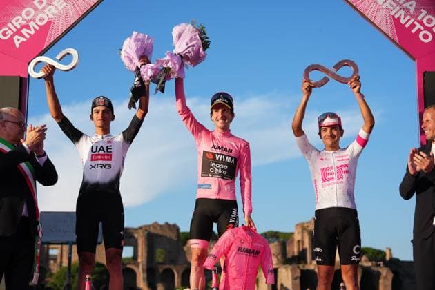 Britain s Simon Philip Yates of Team Visma Lease A Bike pink jersey on the podium (center), Isaac Romero Del Toro of Uae Team Emirates Xrg white jersey on the podium (left), Richard Carapaz of Ef Education - Easypost (right) after the stage 21 of the Giro d™Italia from Roma to Roma, Italy - Sunday, June 01, 2025. - cycling.  Copyright: xGianxMattiaxD Alberto LaPressex