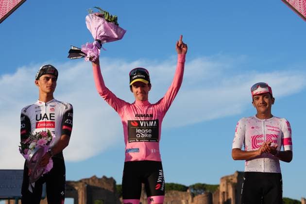 Britain s Simon Philip Yates of Team Visma Lease A Bike pink jersey on the podium (center), Isaac Romero Del Toro of Uae Team Emirates Xrg white jersey on the podium (left), Richard Carapaz of Ef Education - Easypost (right) after the stage 21 of the Giro d™Italia from Roma to Roma, Italy - Sunday, June 01, 2025. - cycling.  Copyright: xGianxMattiaxD Alberto LaPressex