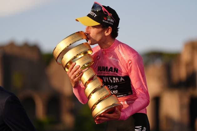 Britain s Simon Philip Yates on the podium, wearing the pink jersey of the race overall leader, celebrates after winning the 21th stage of the Giro d Italia 2025 cycling race from Roma to Roma, Italy - Sunday, June 01, 2025. - cycling.  Copyright: xFabioxFerrari LaPressex