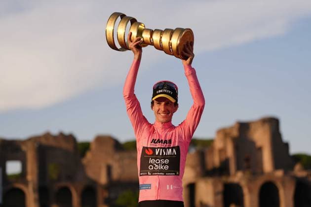 Britain s Simon Philip Yates on the podium, wearing the pink jersey of the race overall leader, celebrates after winning the 21th stage of the Giro d Italia 2025 cycling race from Roma to Roma, Italy - Sunday, June 01, 2025. - cycling.  Copyright: xFabioxFerrari LaPressex