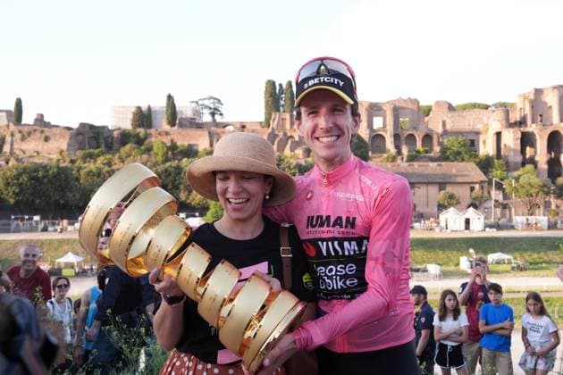 Britain s Simon Philip Yates on the podium, wearing the pink jersey of the race overall leader, celebrates after winning the 21th stage of the Giro d Italia 2025 cycling race with his wife in Rome, Italy - Sunday, June 01, 2025. - cycling.  Copyright: xMassimoxPaolone LaPressex