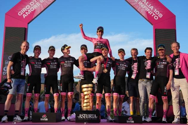 Britain s Simon Philip Yates on the podium, wearing the pink jersey of the race overall leader, celebrates after winning the 21th stage of the Giro d Italia 2025 cycling race after the stage 21 of the Giro d™Italia from Roma to Roma, Italy - Sunday, June 01, 2025. - cycling.  Copyright: xGianxMattiaxD Alberto LaPressex