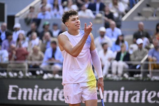 2025 Roland-Garros - Day 8 PARIS, FRANCE - JUNE 01: Carlos Alcaraz (not seen) of Spain and Ben Shelton of USA compete during the Men s Singles Fourth Round match on Day Eight of the 2025 French Open at Roland Garros on June 01, 2025 in Paris, France. Burak Akbulut Anadolu Paris France. Editorial use only. Please get in touch for any other usage.  Copyright: x2025xAnadoluxBurakxAkbulutx